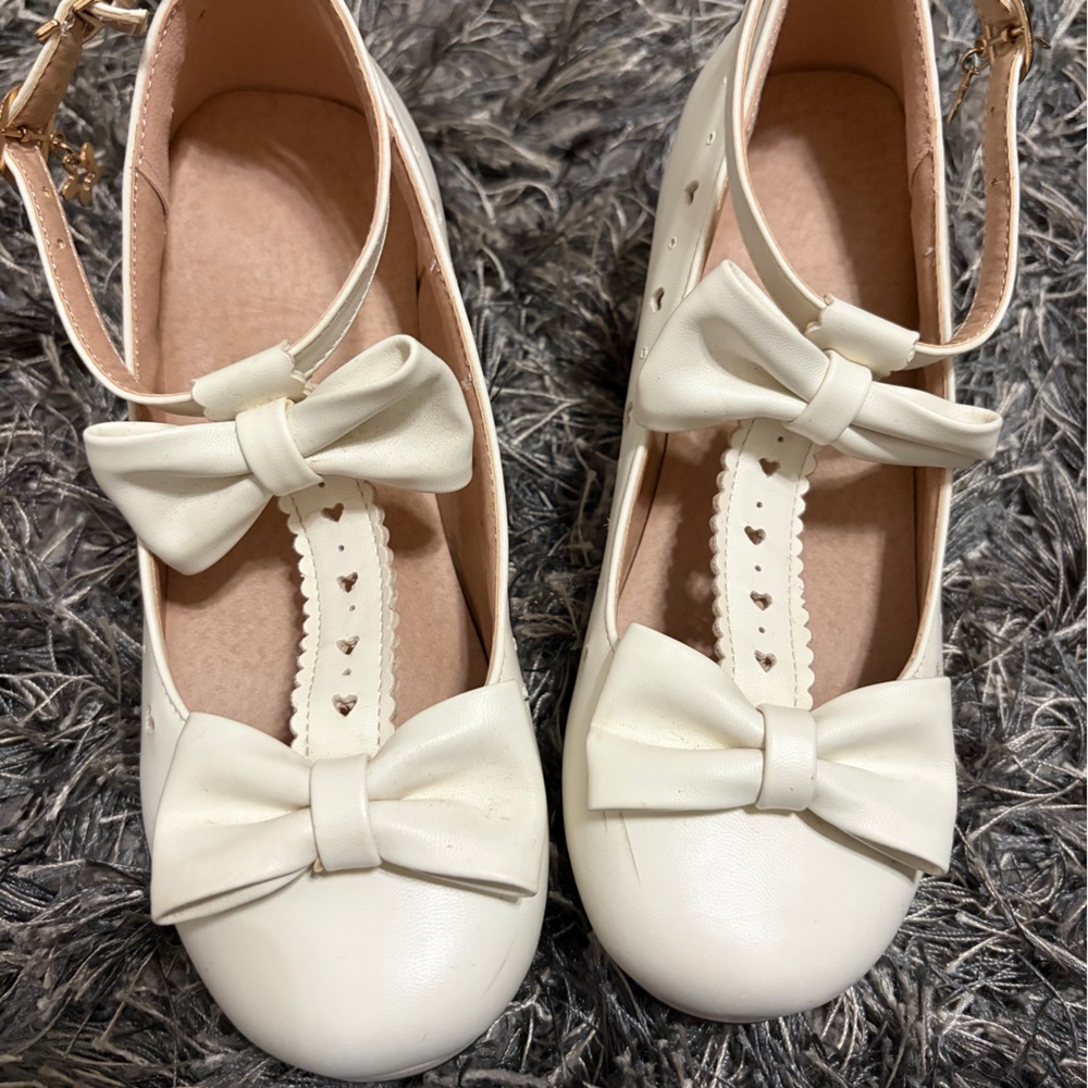 Vintage Cream Bow Flats